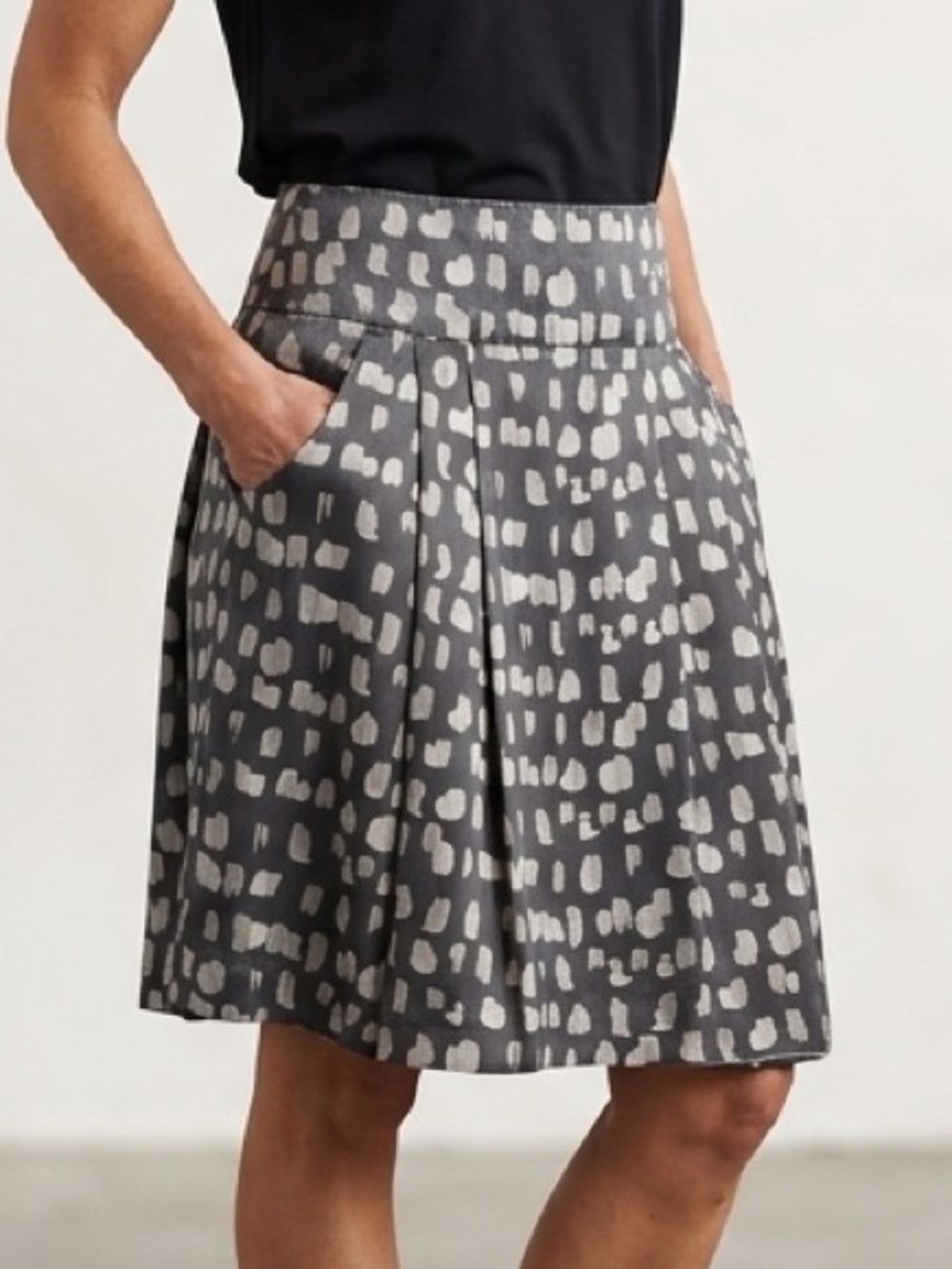 Canadian Gray & White Pattern Skirt w/ Pockets